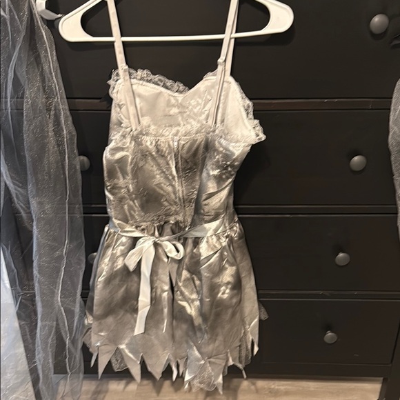Womens Zombie Bride Halloween Costume - Silver and Black size small - Picture 4 of 8